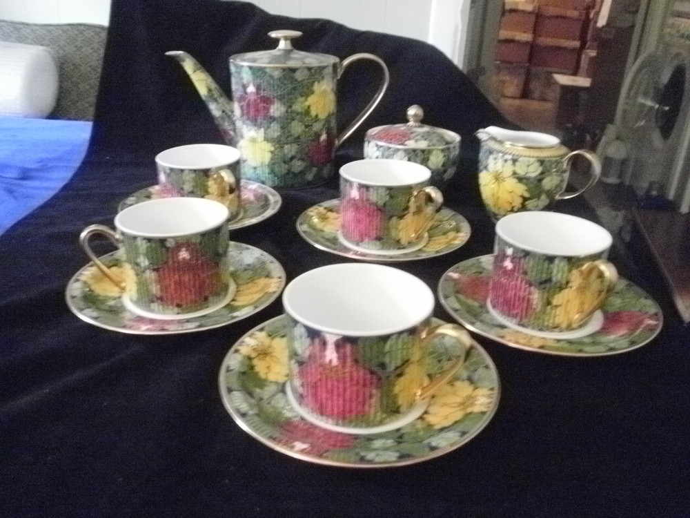 Thailand's Khelang Benjaron Tea Set