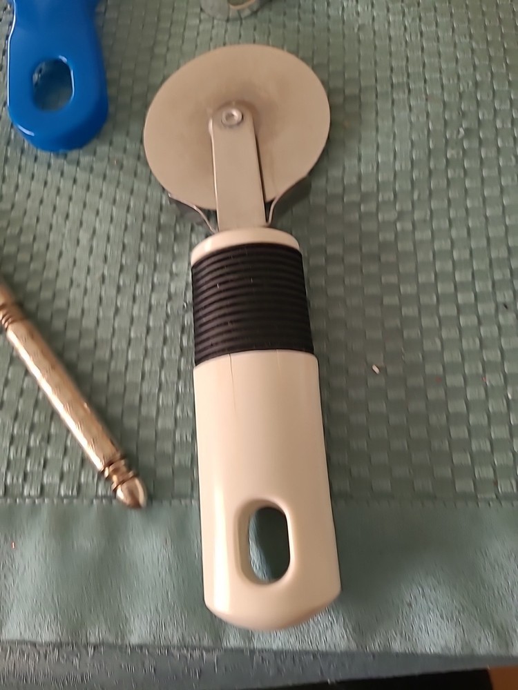 VINTAGE KITCHEN TOOLS (BIN TT)