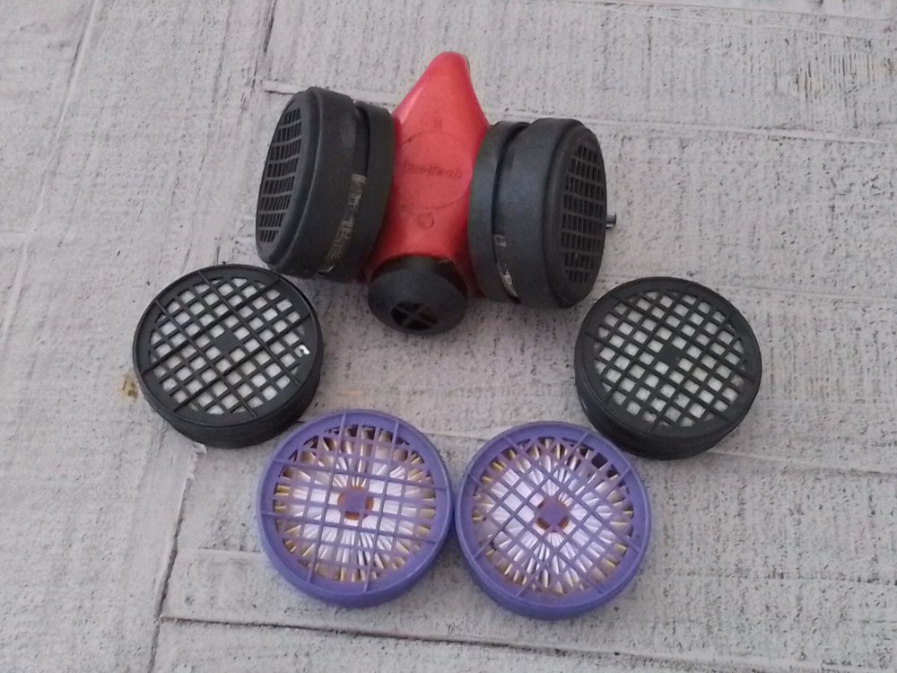 PRO TECH RESPIRATOR [MEDIUM]WITH 4 ADDITIONAL CARTRIDGES NEEDS STRAPS
