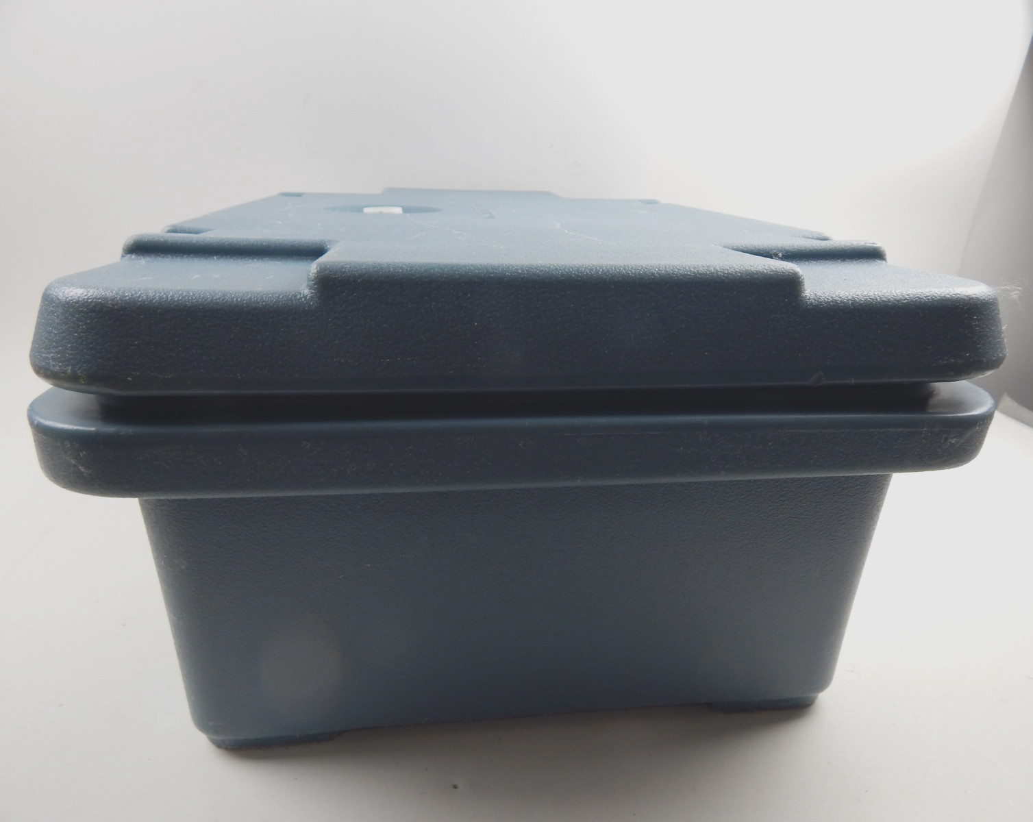 Cambro 160MPC Camcarrier Fits Full Sized Food Pans w/ Good Seal - Blue