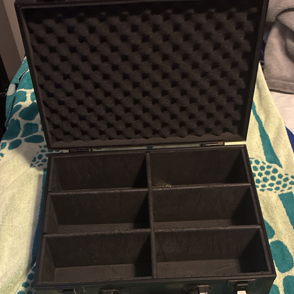 CARDS CASE HOLDS 600+ TOPLOADERS