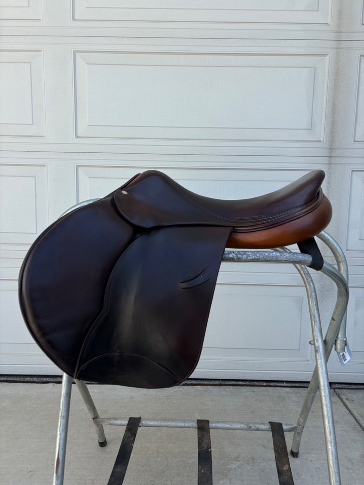 Devoucoux Oldara Jump Saddle – 18” / 4AA Flaps / Arcade Normale Tree