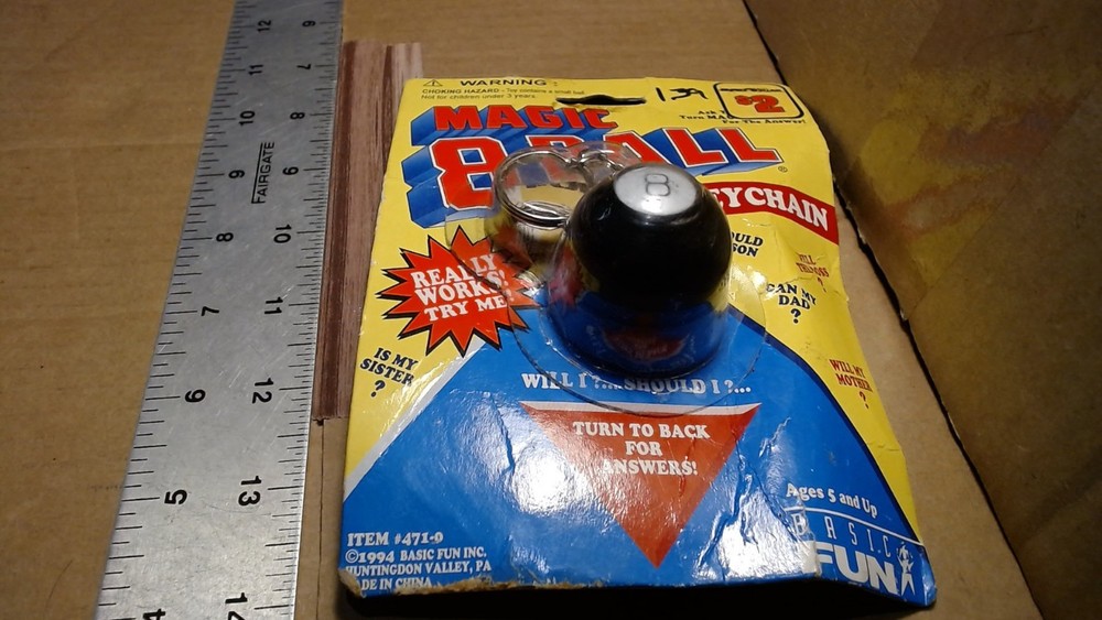 Vintage 1994 Basic Fun Magic 8 Ball Key Chain #471-0 NOS China