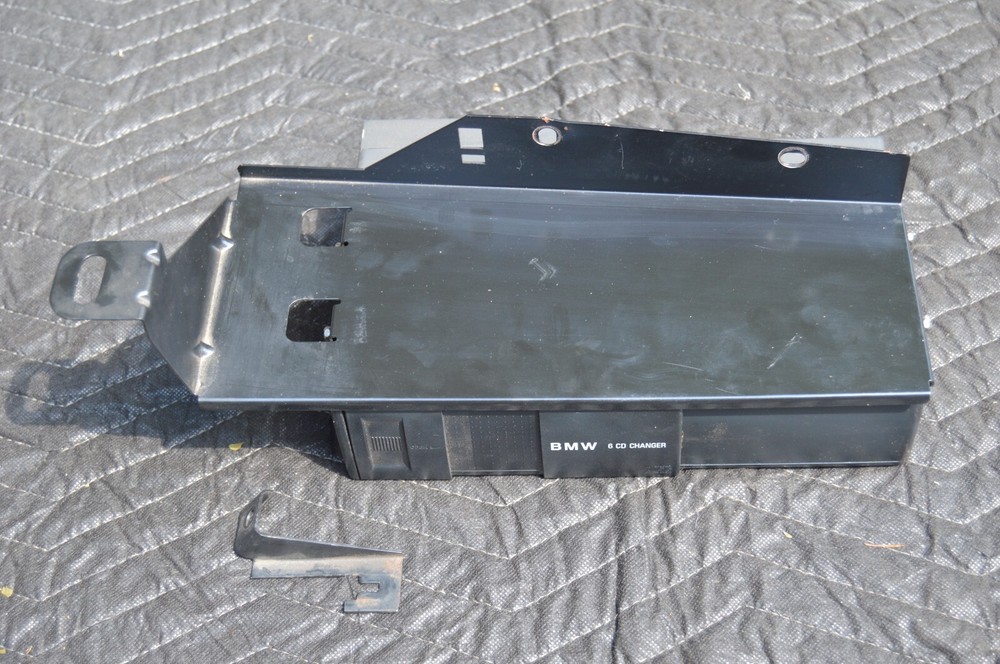 BMW E36 6CD CHANGER 82111468014 MODEL NO. TR1003 WITH BRACKET