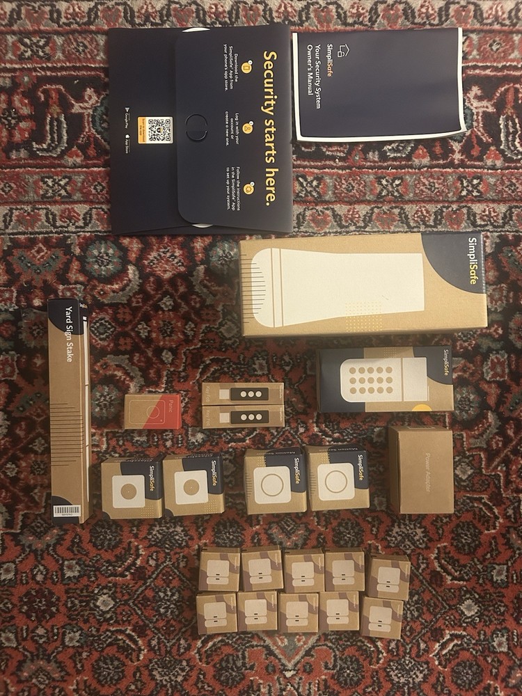 SimpliSafe Security System. 19 PIECE. Motion, Entry, Glass Sensors,panic,keyfob