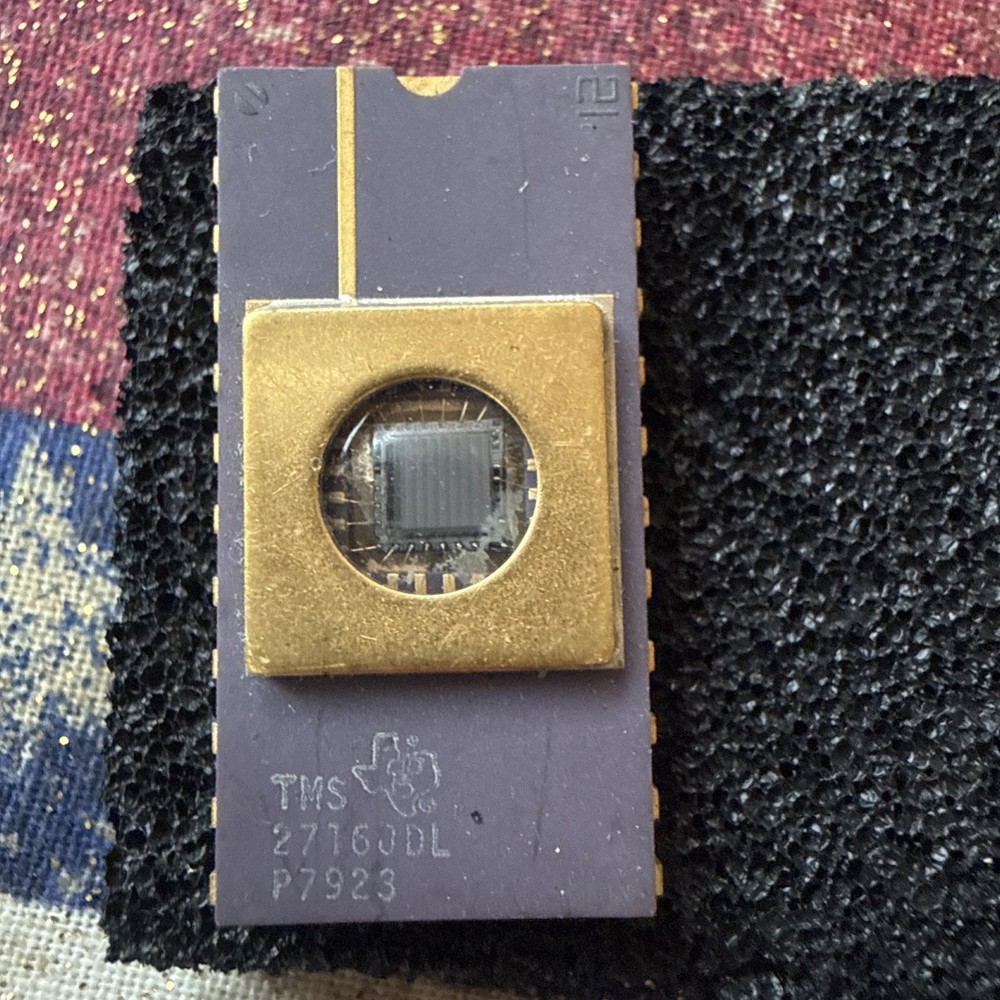 **  Quantity 1  **   Texas Instruments  TMS2716   Ceramic Gold