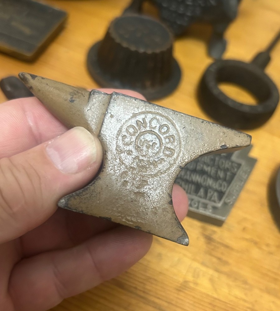 VINTAGE MINI ANVIL
