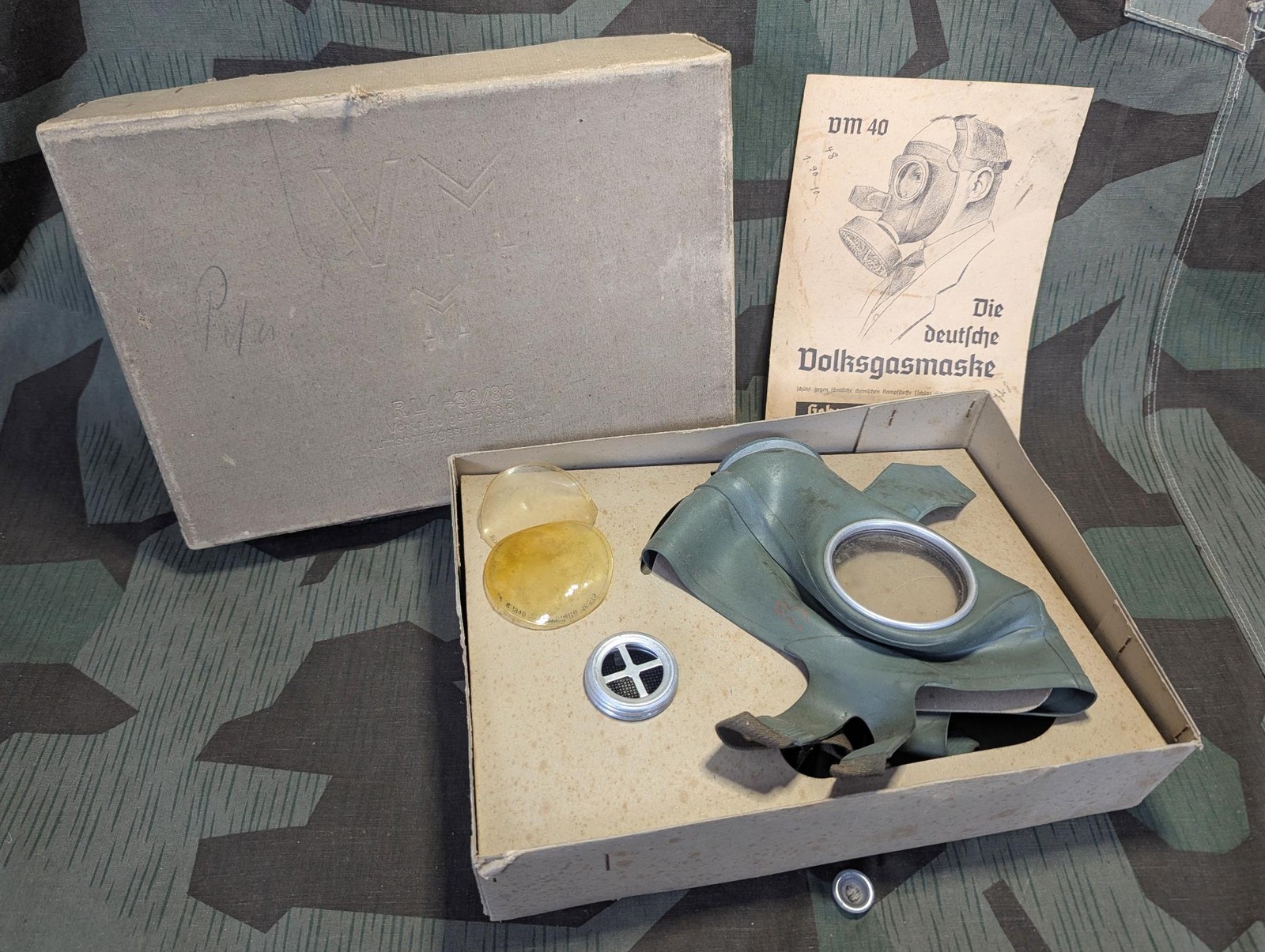 WWII German VM40 Volksgasmaske Luftschutz Men's Gas Mask in Box Volks Gasmask
