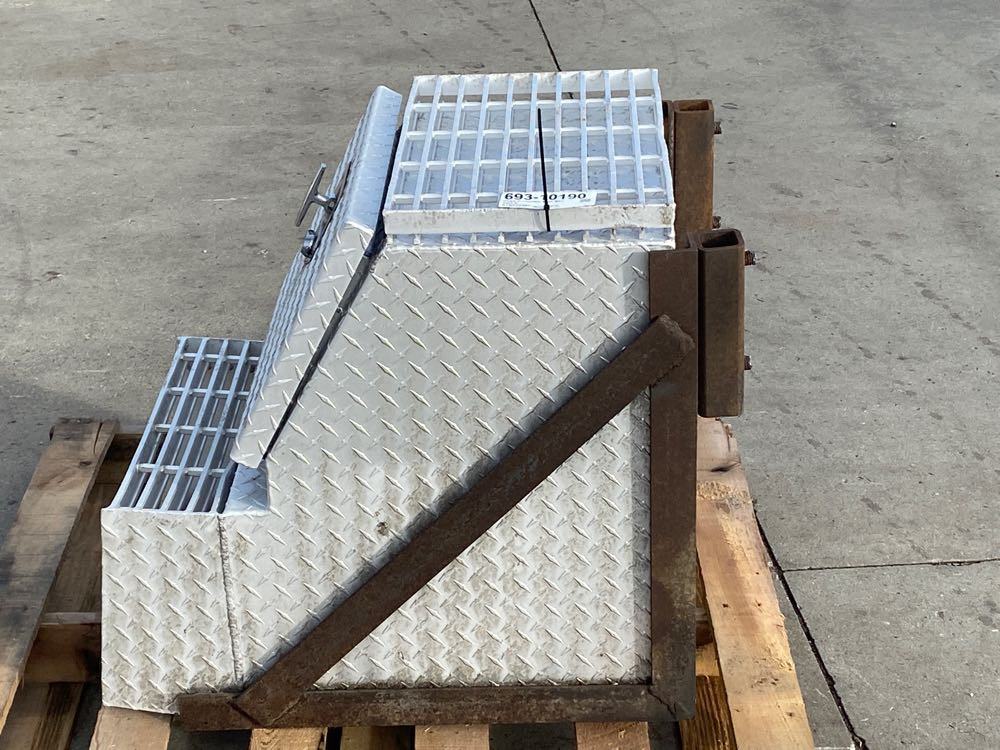 2016 Freightliner Cascadia Tool Box (693-10190)