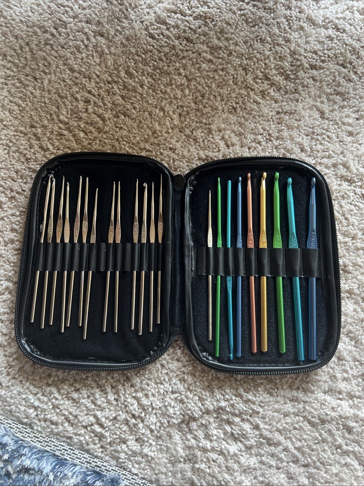Boye Crochet Hooks Set W/ Hot Pink Case Partial Set