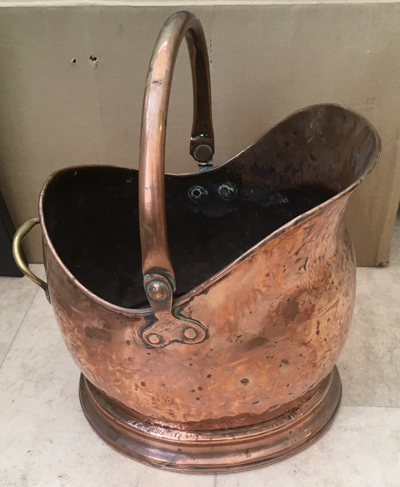 AN ANTIQUE HAND HAMMERED SOLID COPPER COAL BUCKET SCUTTLE CIRCA 1895