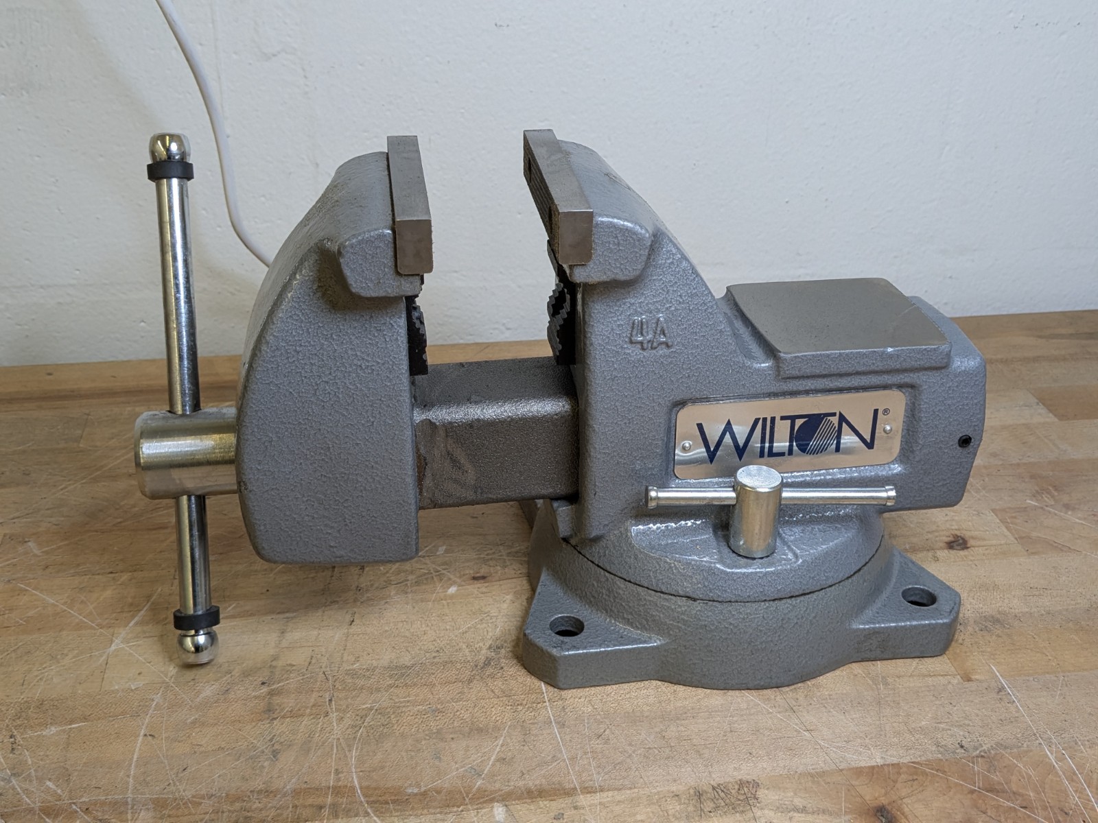 Wilton Mechanics Bench Vise w/ Swivel Base 4" Jaw Width 4-1/2" Opening 21300