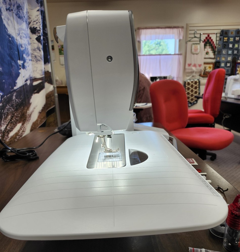Bernina 735 Sewing Machine! Professionally Serviced!