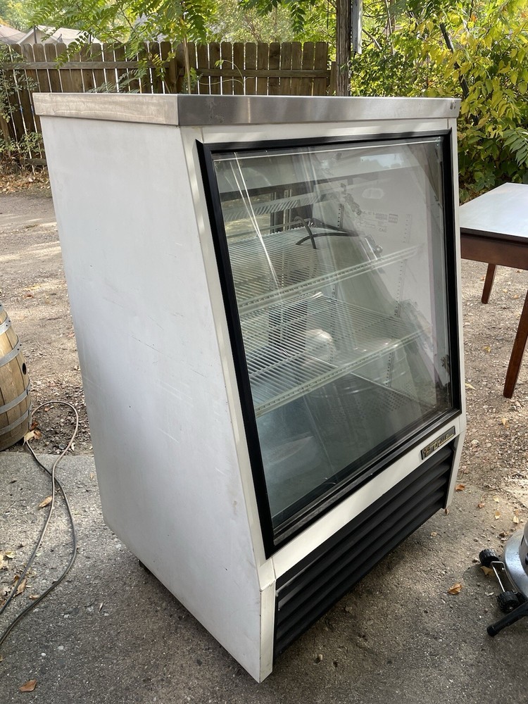 True TSID-36-2 Refrigerated Pastry Display Case