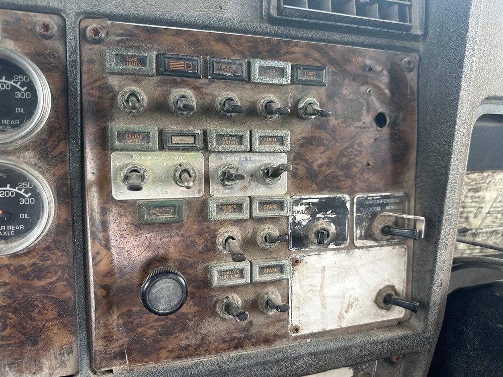 1984-2001 Kenworth T600 SWITCH Dash Panel - Used