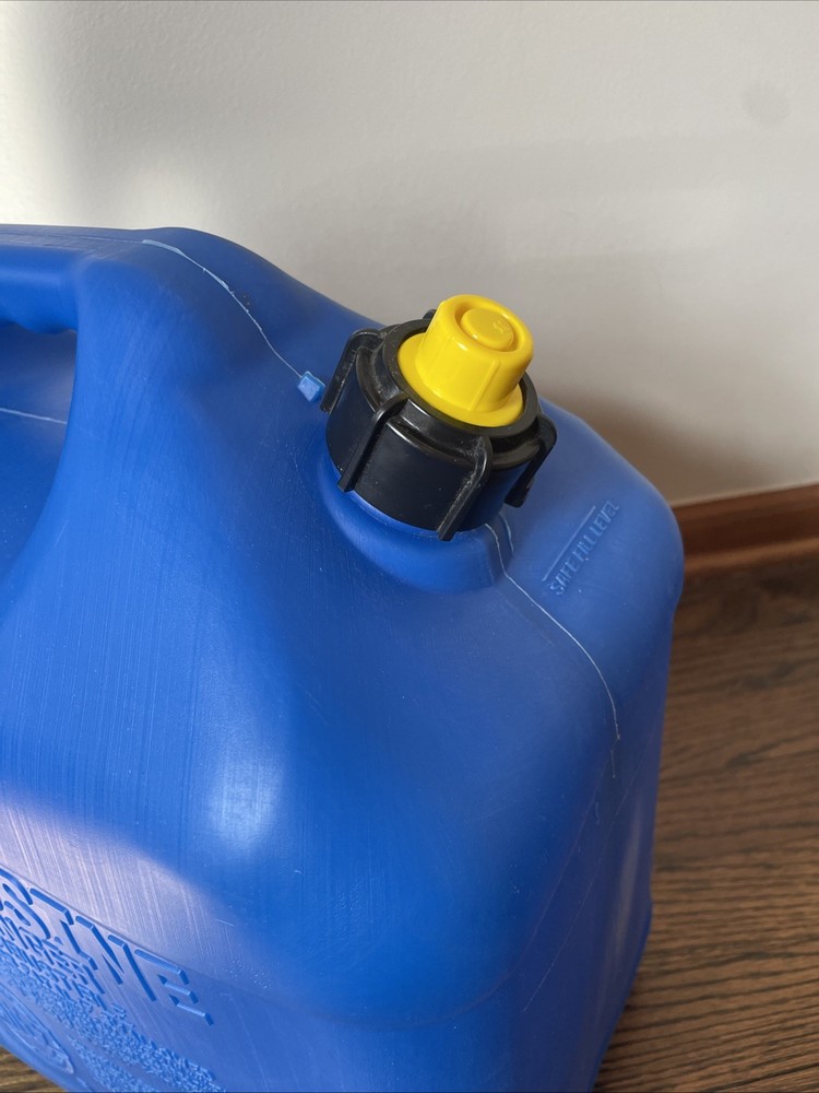 BLITZ 5 GAL PLASTIC KEROSENE CAN SELF VENTING #50877