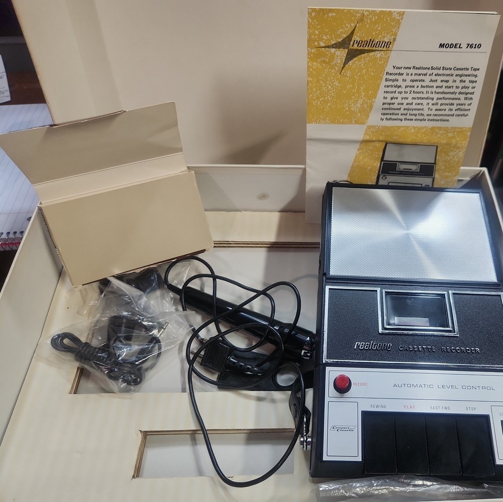 REALTONE CASSETTE RECORDER MODEL 7610 SOLID STATE VINTAGE IN ORIGINAL BOX