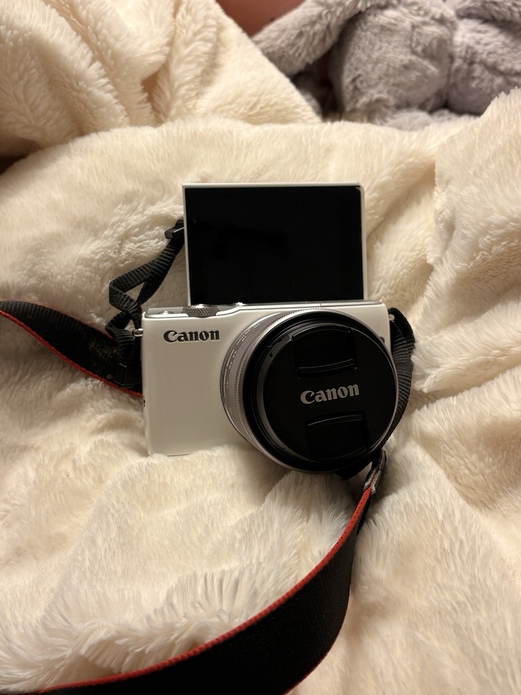 Canon EOS M10 Mirrorless Camera White 18MP Touchscreen Built-in Flash