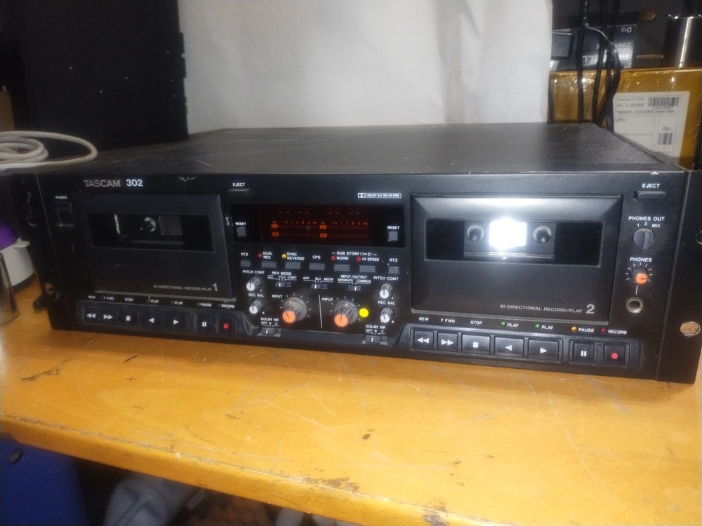 TEAC TASCAM 302 DOUBLE AUTO REVERSE PROFESSIONAL TAPE DECK.