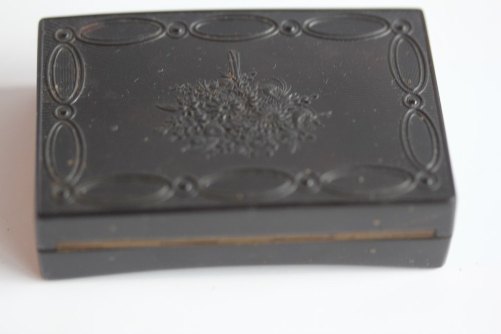Antique molded horn box (49434)