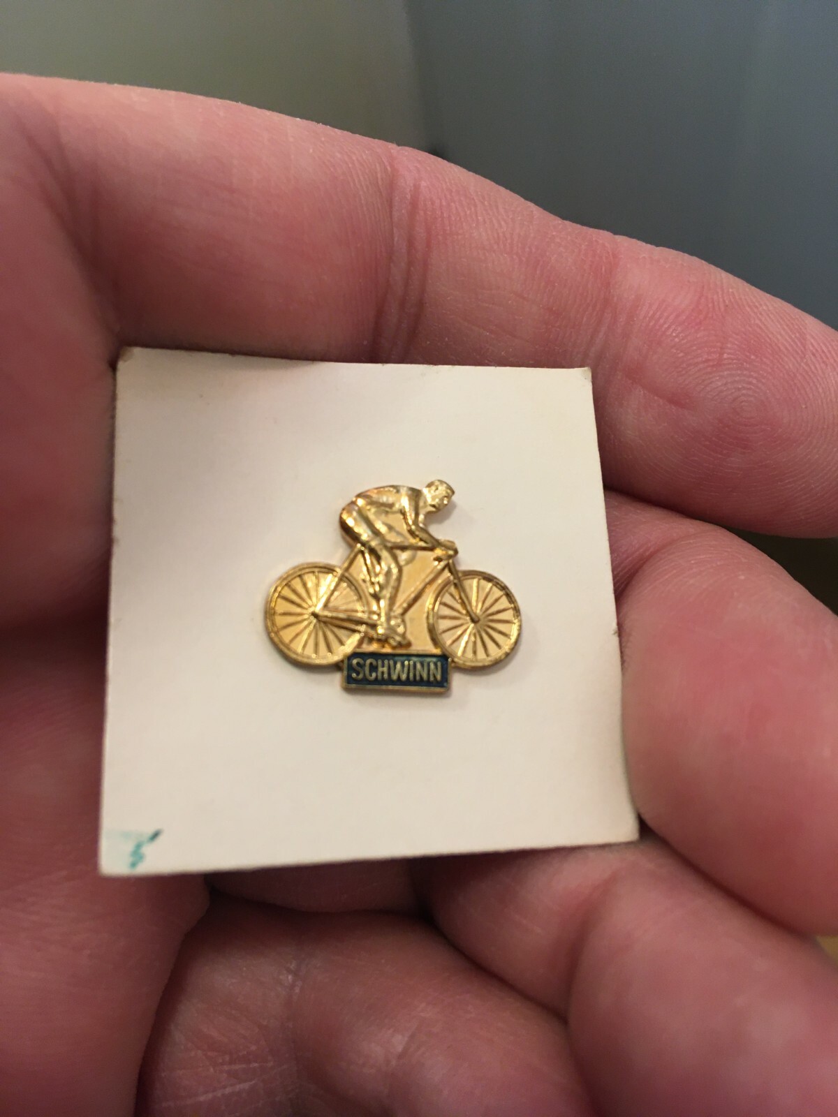 VINTAGE BRASS SCHWINN ADVERTISING BICYCLE RIDER ON A BIKE PIN PINBACK BUTTON