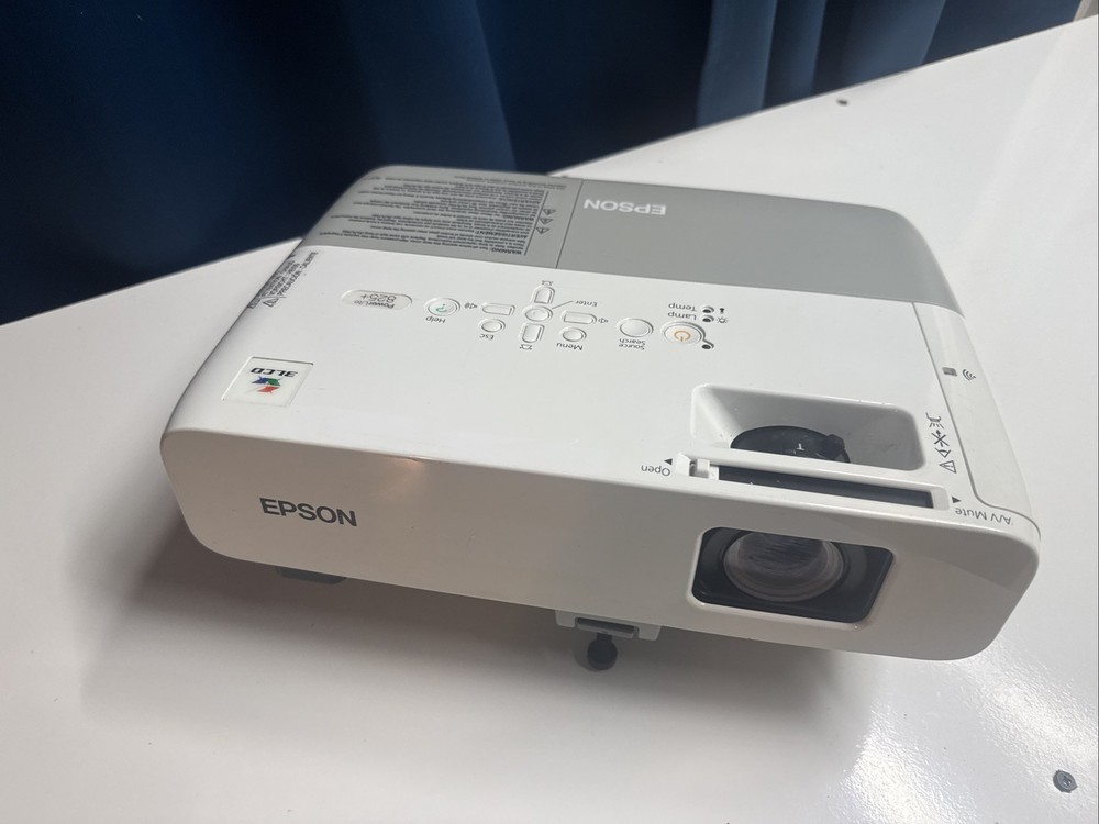 EPSON PowerLite 825+ 3LCD Projector (read description) Needs Lamp