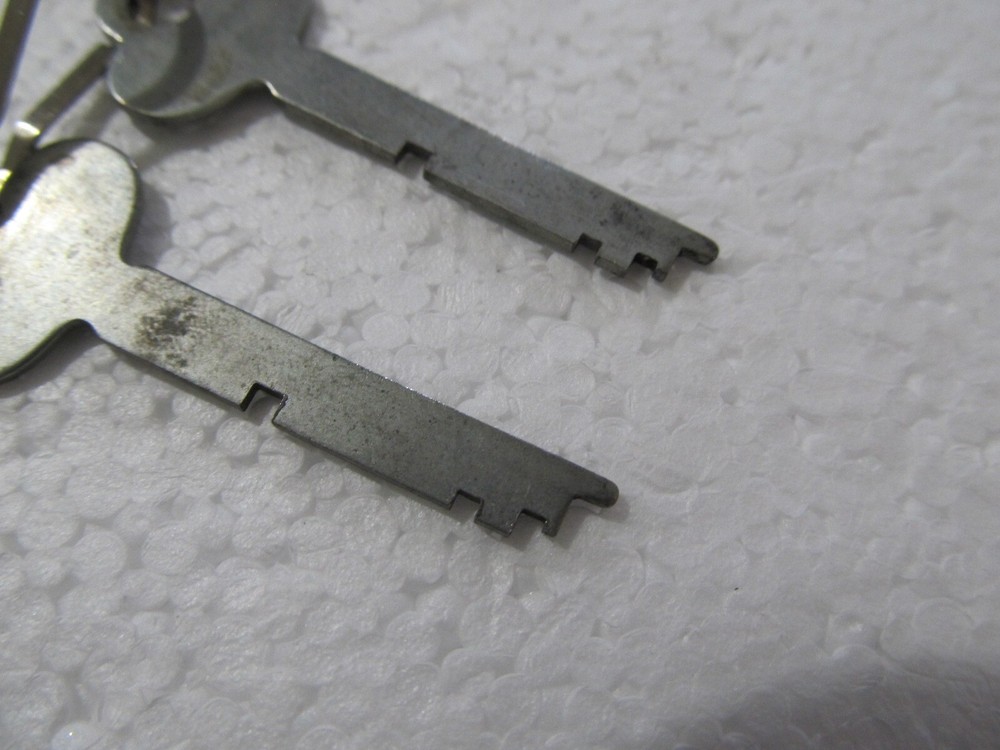 2pcs. - B29L-5 Key Vintage for Display Case ?