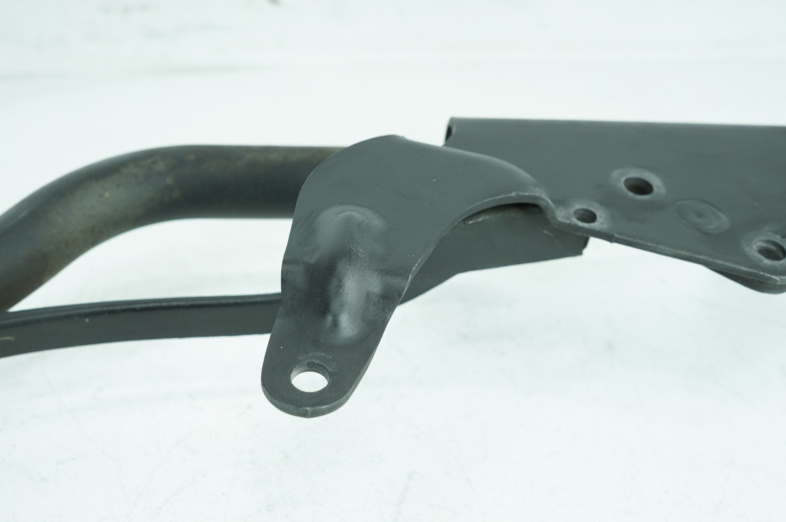 09 Harley Sportster XL1200C OEM Exhaust Muffler Interconnect Bracket Support Bar