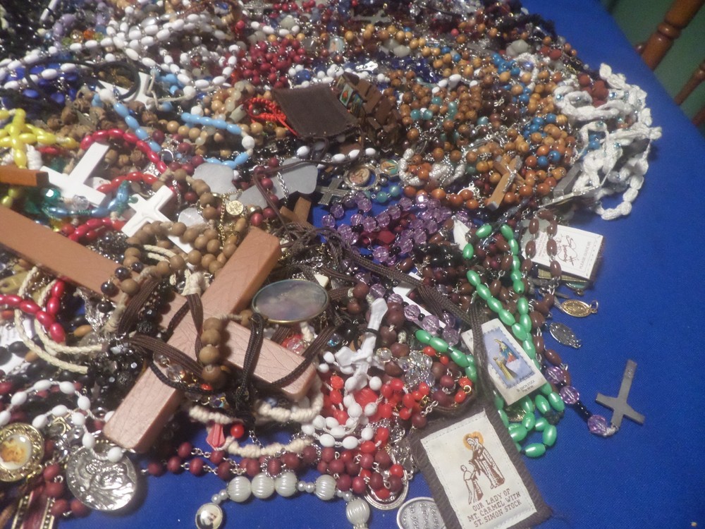 ROSARY WOOD, GLASS, PLASTIC, METAL, BRACELET SOME BROKEN 6 LBS LOT