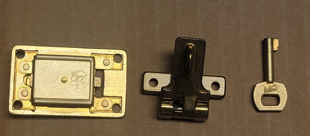 L1175 Locking Luggage Latch W/ Key