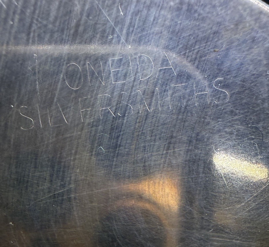 Vintage Pair Oneida Silver Plate Shell Shaped Dishes Bowls Nuts Candy Clam Decor