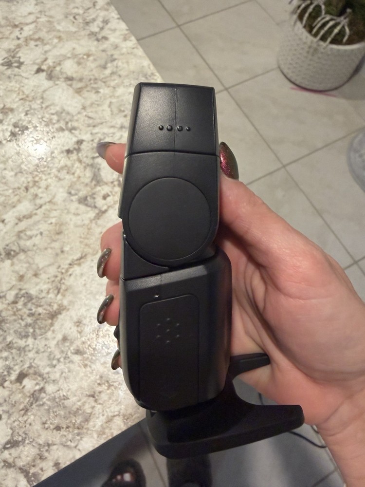 Canon Speedlite EL-100, a compact and versatile external flash