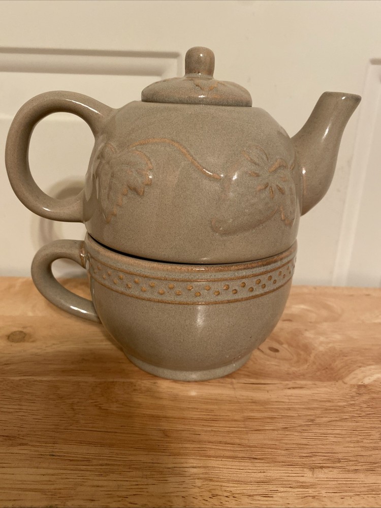 vintage stackable teapot. 6.5” Ceramic