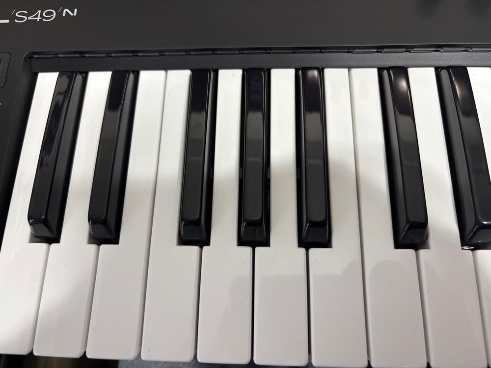 Native Instruments S-Series Komplete Kontrol S49 MK3 Keyboard Controller