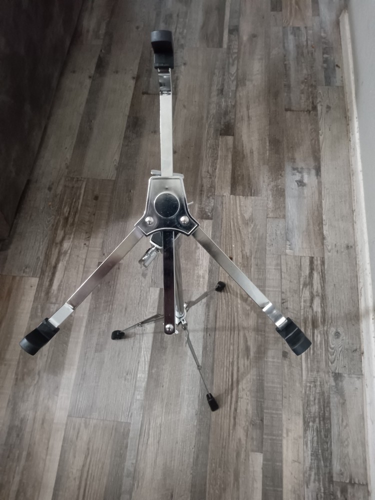 Snare drum stand. Light-medium duty. Excellent condition.