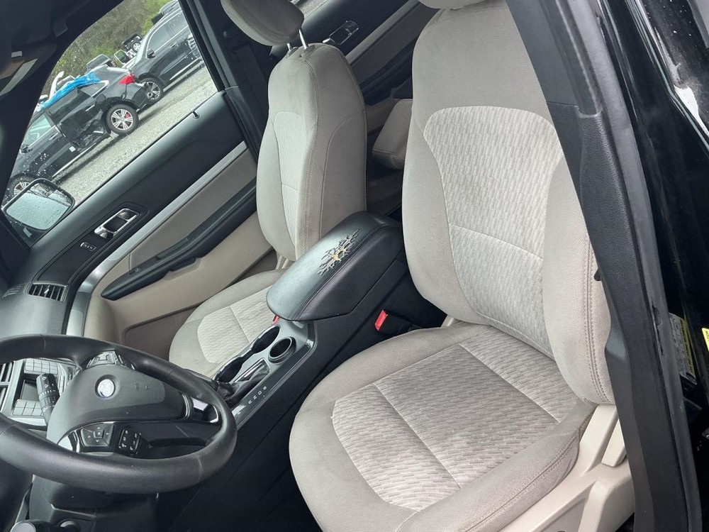 EXPLORER 2018 Glove Box 4995514