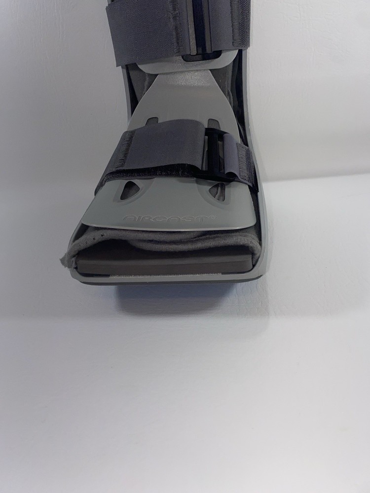 Aircast Softstrike Walking Boot Size Extra Large With Side Pump Inflation