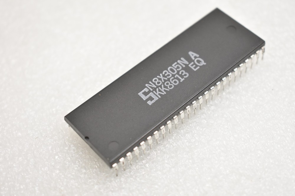SIGNETICS N8X305N 8-BIT MICROPROCESSOR 10mhz 50-PIN PLASTIC DIP