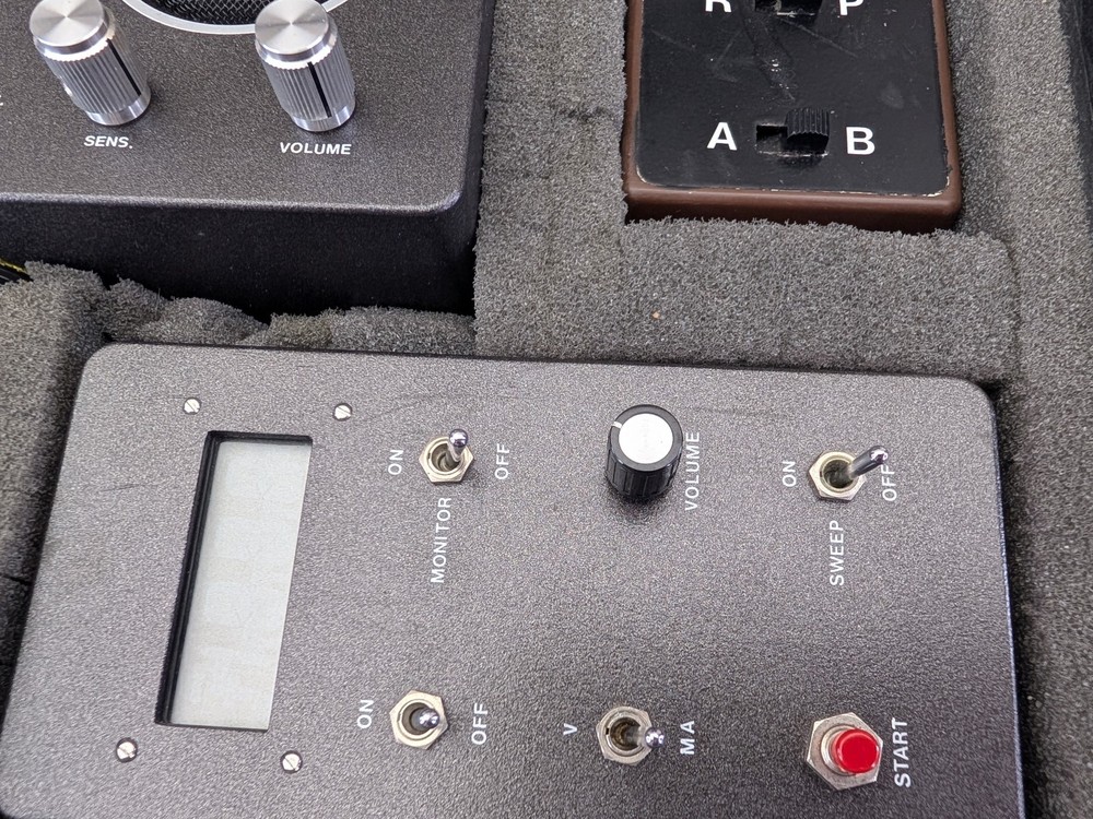 AS IS - UNTESTED Counter Surveillance Electronics Kit Bug Sweep RF Locator Used