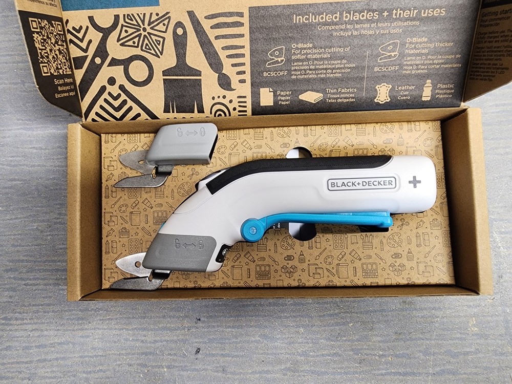 BLACK+DECKER 4V MAX* Craft Scissors - BCSC115FF