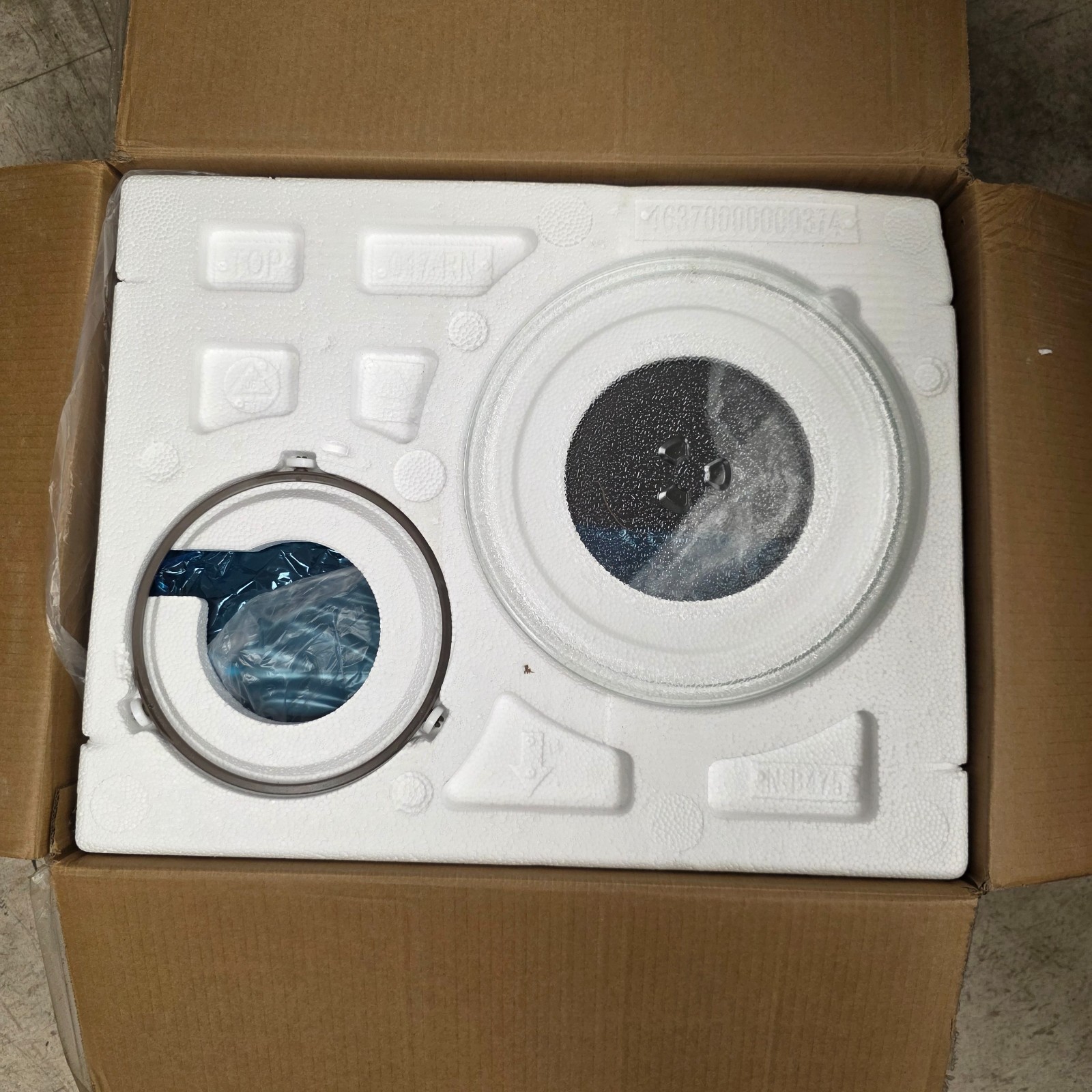 GE 0.7 Cu. Ft. Spacemaker Countertop Microwave Oven | GCHK07N1WSS | Small Dent