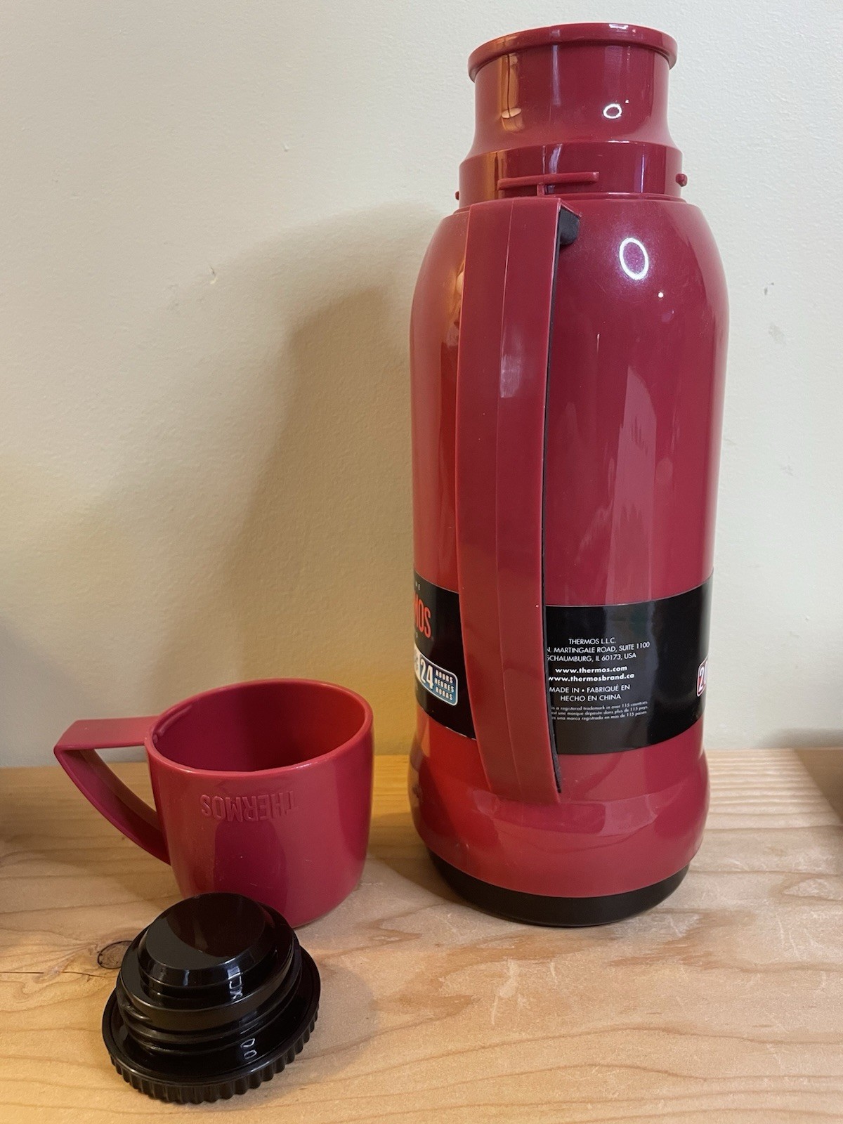 Thermos 33110atri6 Carafe Beverage Bottle 34 Oz / 1.0 Liter Red NEW