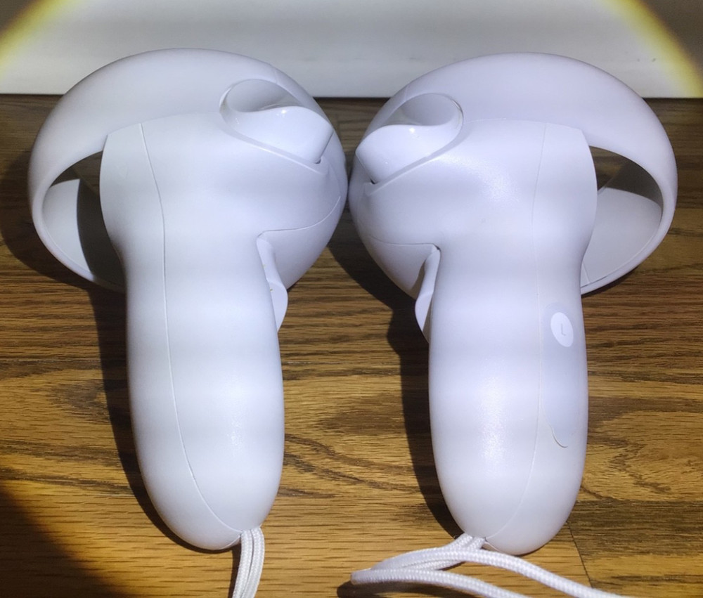 Oculus Quest 2 VR With case, and extra battery pack!