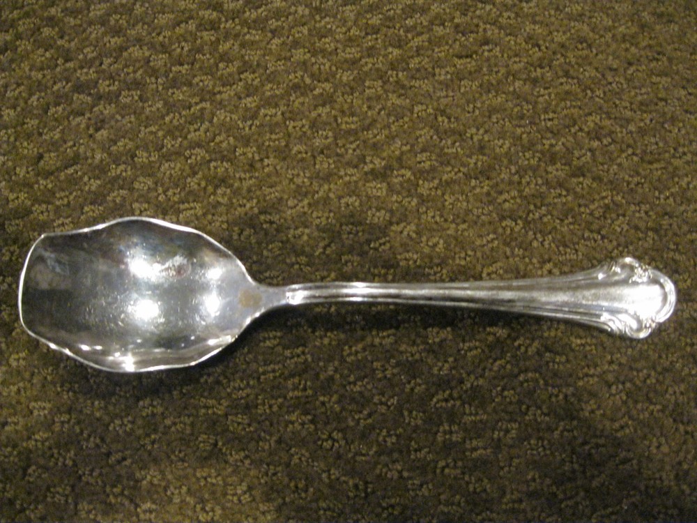 REED & BARTON SILVERPLATED 9 IN SERVING DISH WITH PYREX GLASS INSERT & SPOON