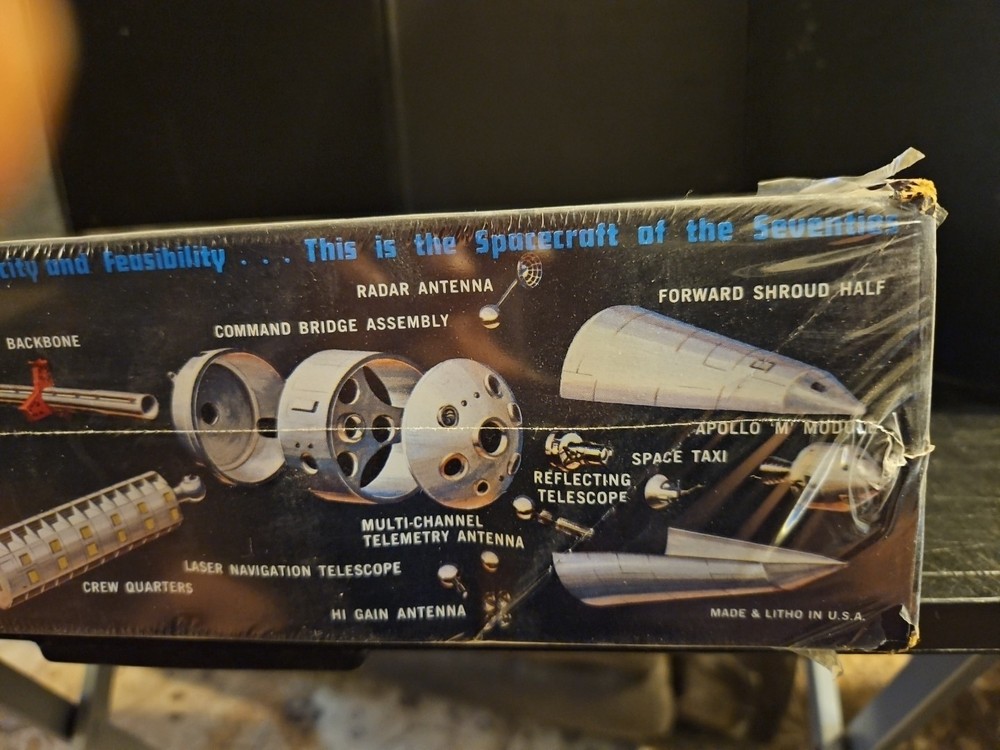 MPC PILGRIM OBSERVER SPACE STATION SHIP MODEL KIT 9001 Box Worn