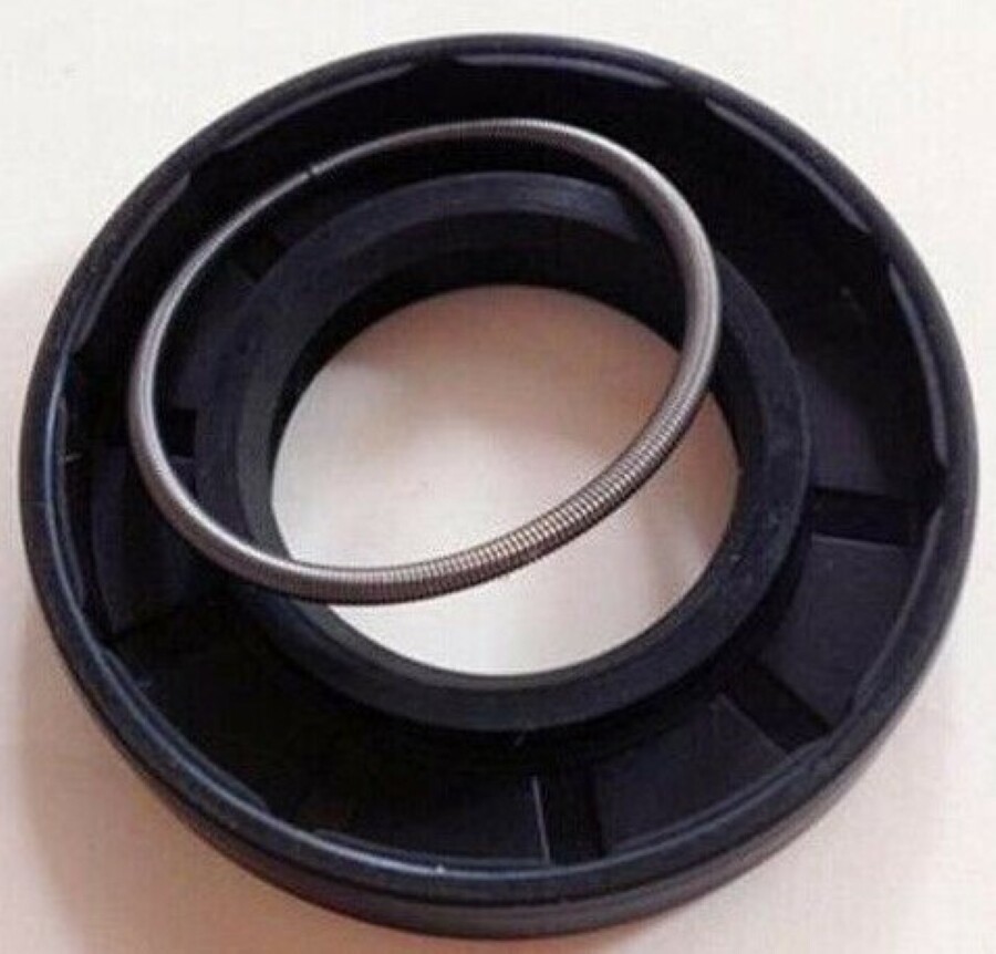 FACTORY NEW! TC 30x47x7mm Metric Oil Seal, Buna-N Double Lip, Spring Loaded