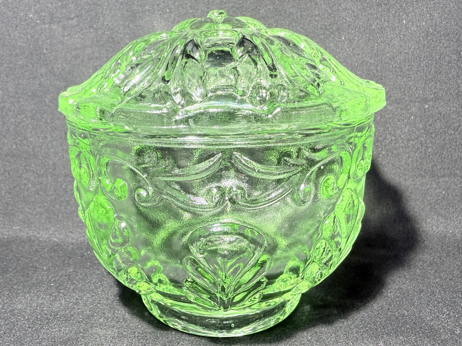 Green Vaseline Uranium glass covered candy dish coffee sugar jar bowl / selenium