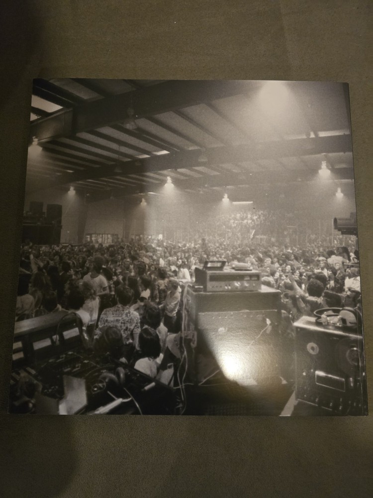 Kiss Alive! Tour 1976 Concert Memorabilia Box Set Records Photos Posters