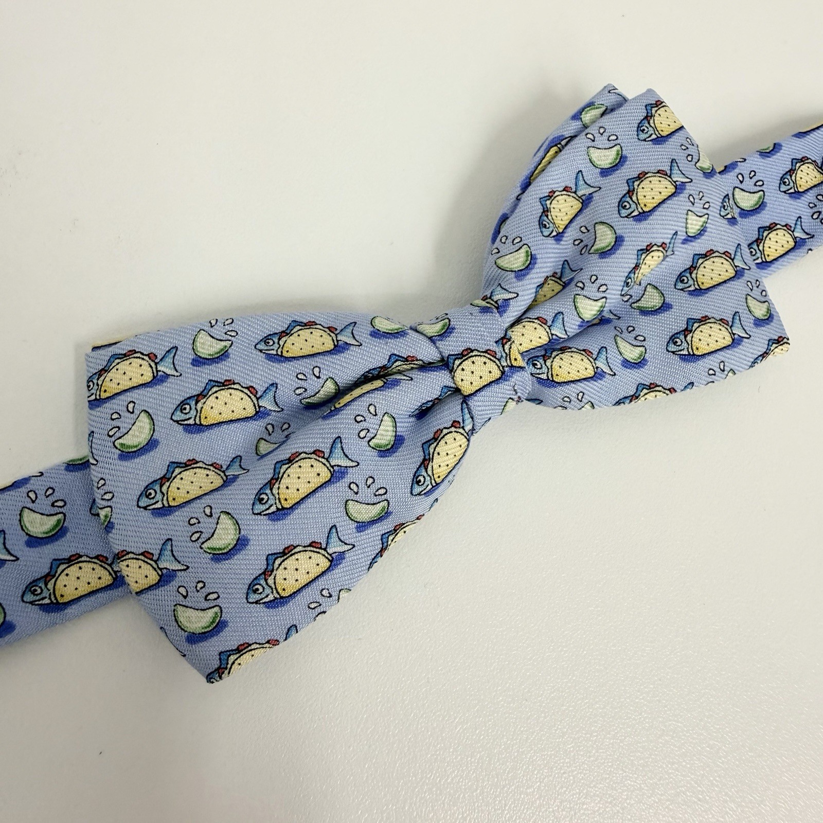 Vineyard Vines NEW Boy's Bow Tie "Fish Tacos" Blue Silk USA 2" (W) x 16.5" (L)