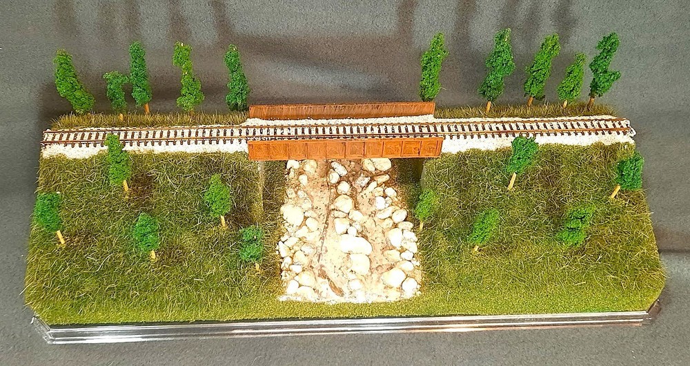 N SCALE- SINGLETRACK 16"- BRIDGE w/ STREAM "SUMMER SCENE" TRAIN DISPLAY CASE